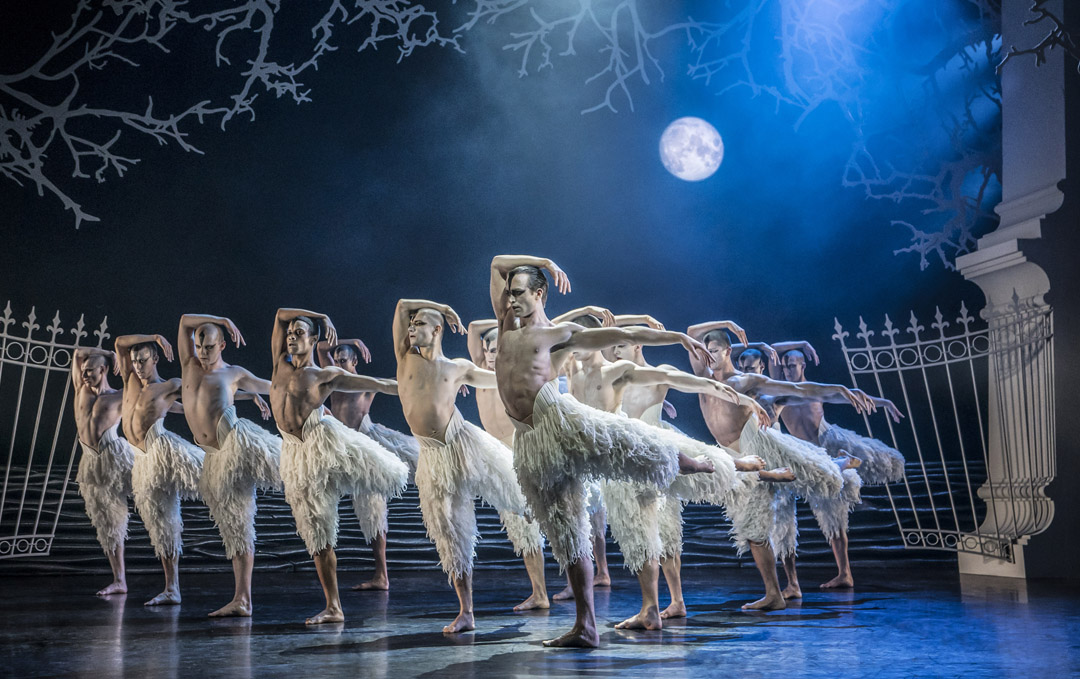 The Male Swan Ensemble; Photo by Johan Persson